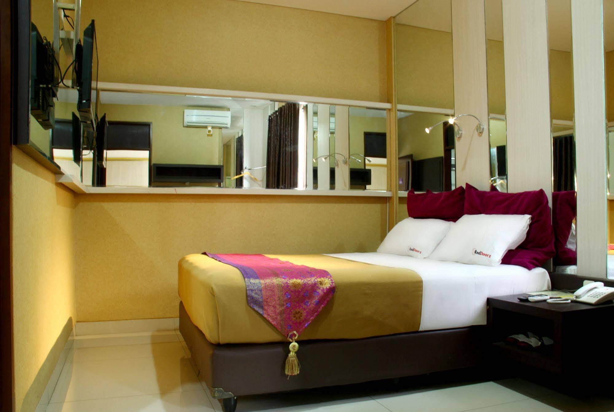 Reddoorz Plus @ Natuna Bandung Bagian luar foto