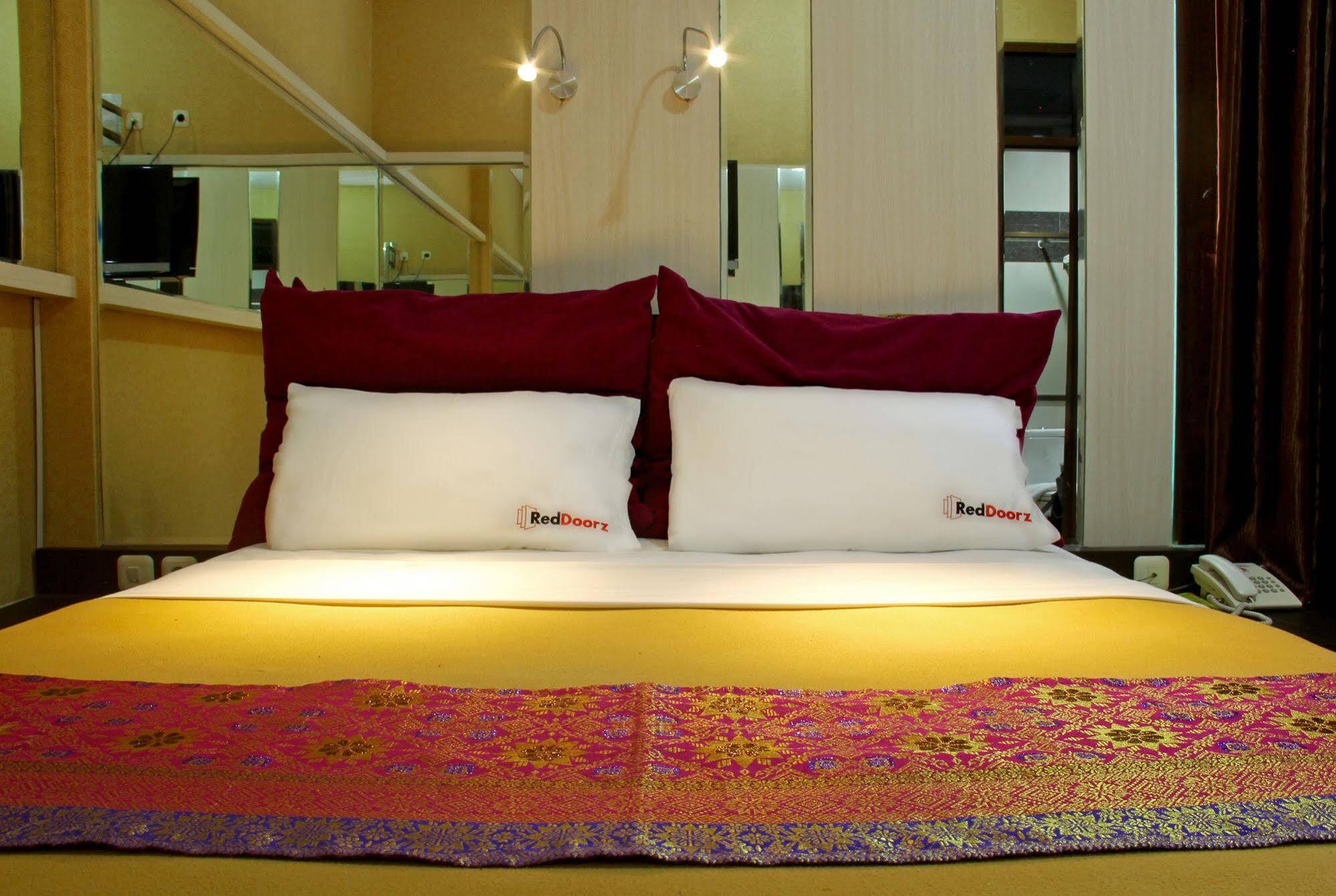 Reddoorz Plus @ Natuna Bandung Bagian luar foto