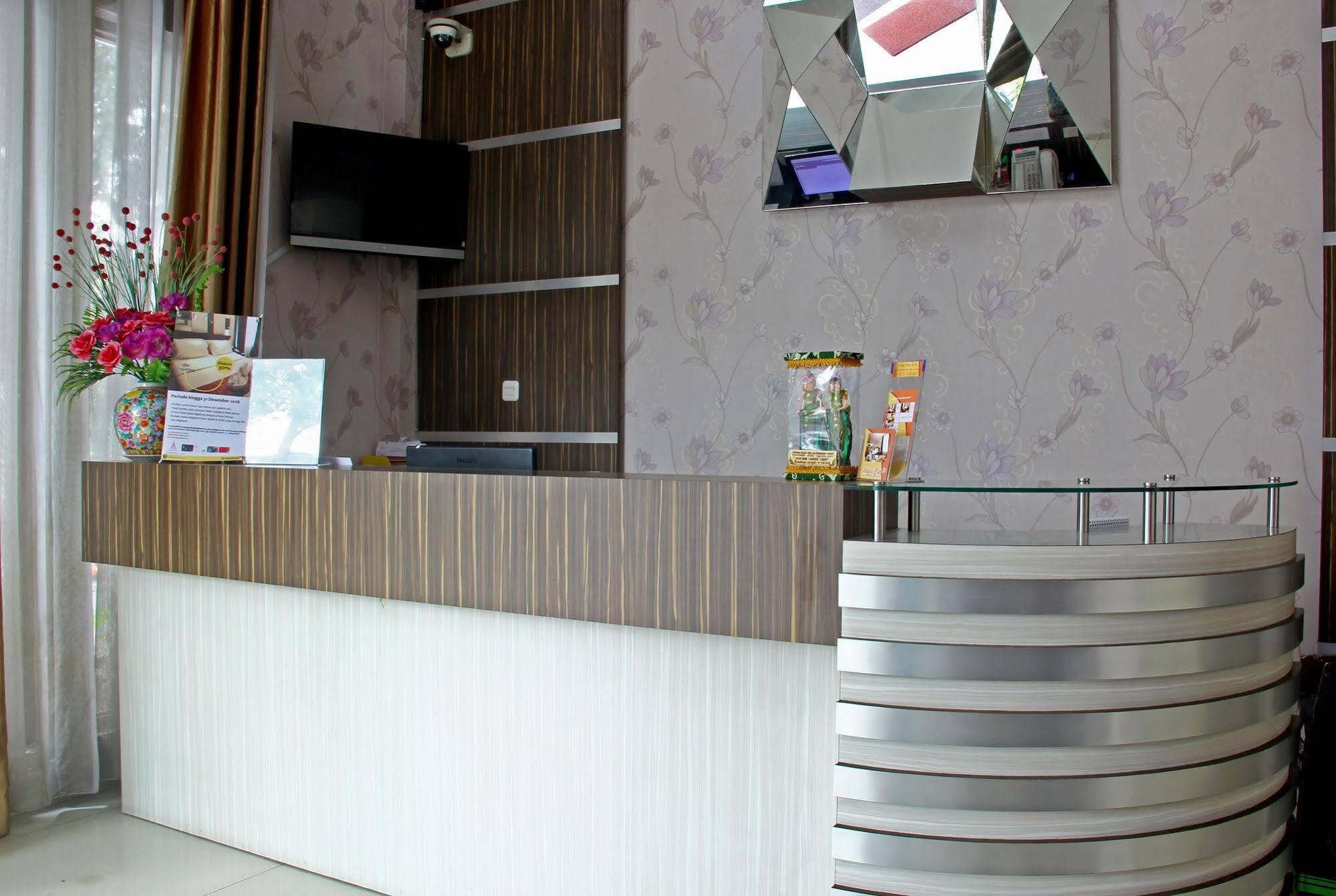 Reddoorz Plus @ Natuna Bandung Bagian luar foto
