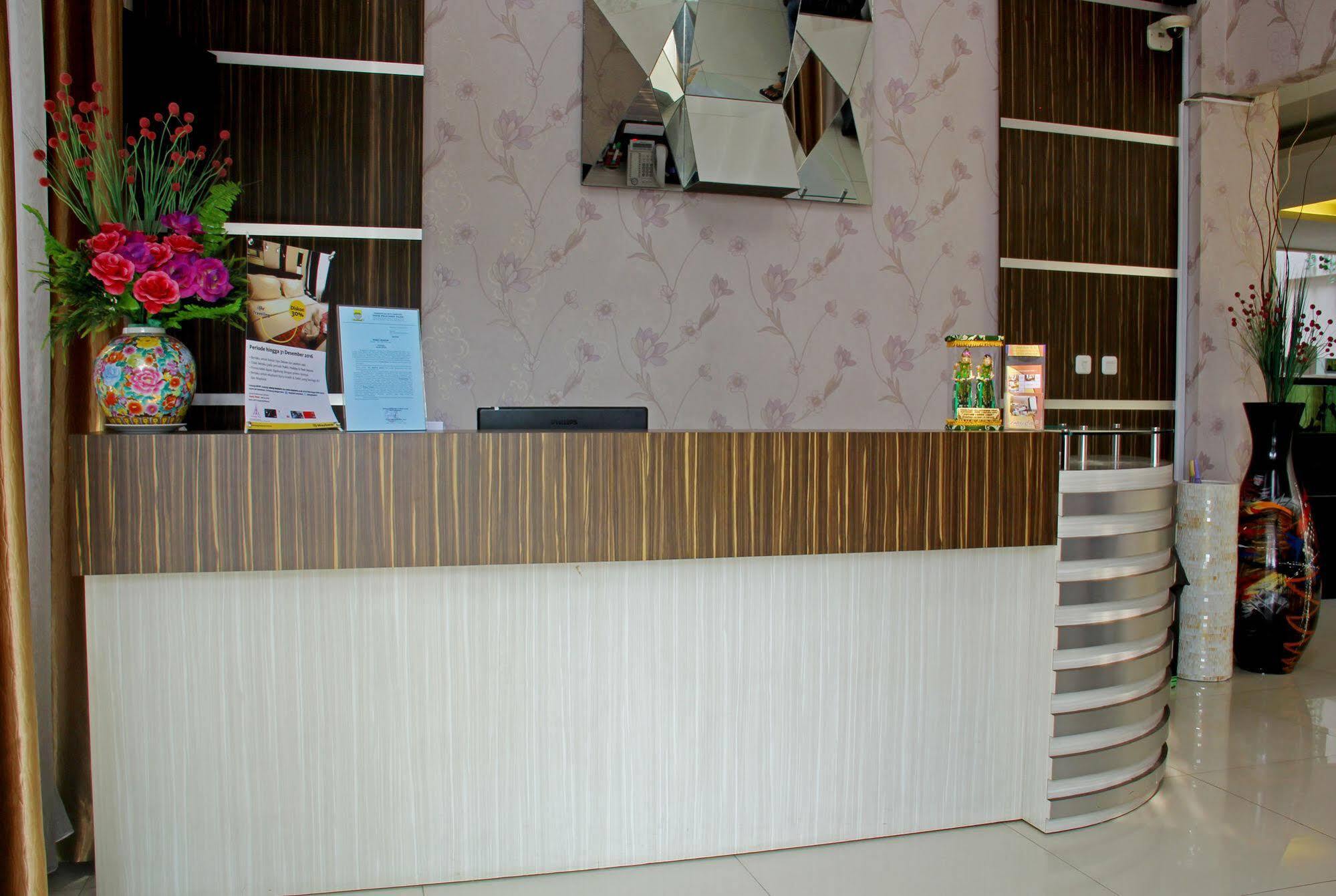 Reddoorz Plus @ Natuna Bandung Bagian luar foto